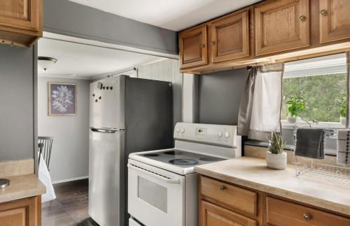 Creekside Cabin w Hot Tub, Fire Pit, Grill, WiFi! - Foto 15