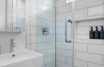 Renovated 3BR House with Heated Pool and Backyard Oasis - Photo 22