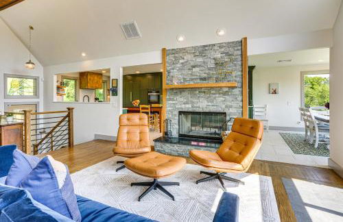 Walk to Bethel Woods Family Home with Deck and Views! - Foto 5