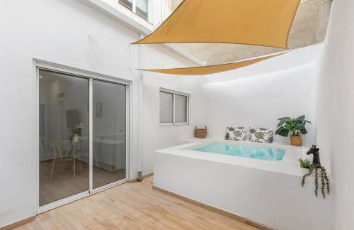 Urban Chic Oasis with AC, Private Pool and Wifi - Photo 2