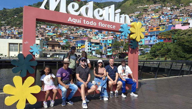 Una foto con el cartel de Medellín en la Comuna 3