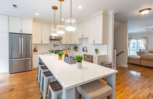 Windy City Getaway - 3BR 2BA Chicago Townhouse home - Photo 25