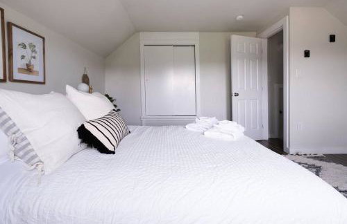 Stylish Modern Farmhouse wYard 10 mins from DT - Foto 32