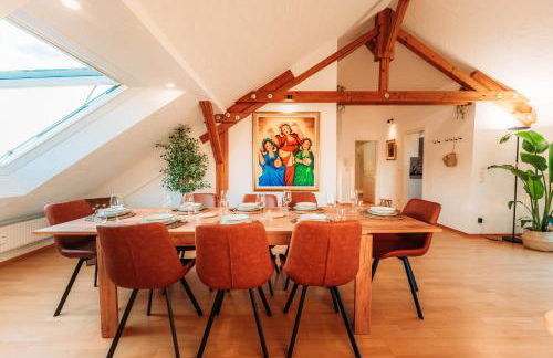 Spacious Penthouse with AC and Free Parking Steps Away From the Central Station - Foto 3