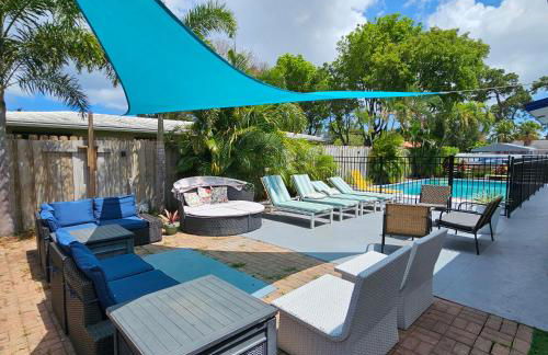 Prime Location Gateway with Pool & Patios, Near Beaches, Groceries and Restaurants - Photo 40