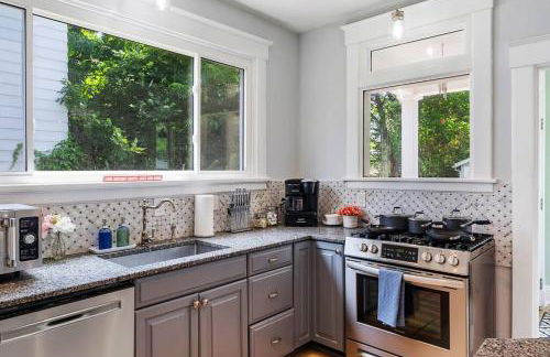 Modern Oakley Retreat - King Bed - Free Parking - Centrally Located - Foto 28