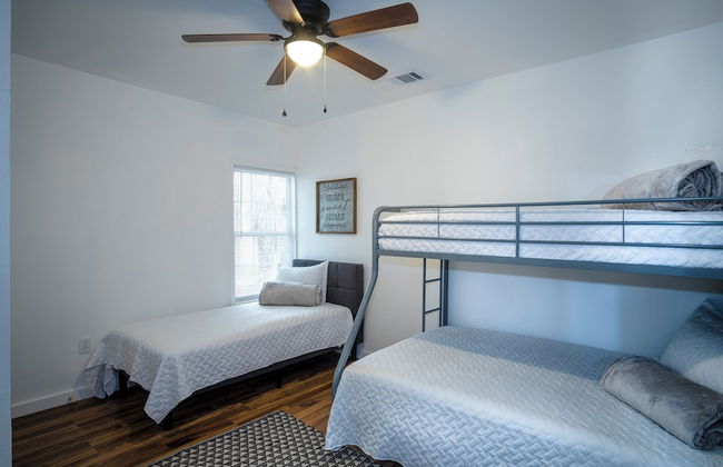 Downtown View Cozy 2br/1ba Home Sleeps 8 - Photo 4