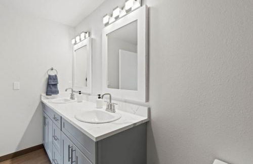 King Bed - J and K on Main Luxury Apartment 306 - Foto 16