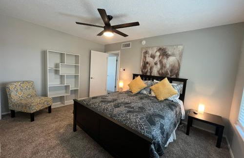 Cozy Townhome 5 Min to Airport - Foto 9