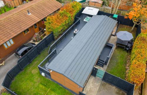 York Family Luxury Cabin with hot tub - Photo 8