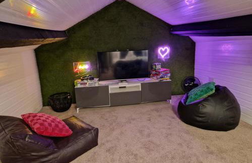 Stylish and Modern 7 Bedroom house near Brecon Beacons - Photo 15