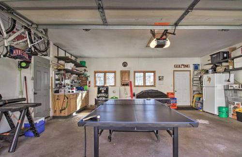 Cabin with Fire Pit and Movie Room, 1 Mi to Lake - Foto 37