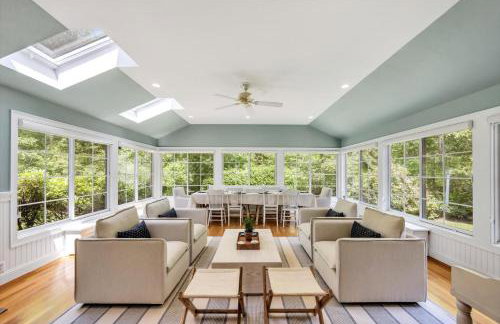 Stay 1 Block from Ocean at 7-Bed Retreat with Yard, Deck and Game Room, Host Up to 22 Across 16 Beds, Gas Fireplace, Gas Grill, Ample Parking, Walk to Menauhant Beach, Perfect for Family Getaway, 24 Hr Hospitality - Foto 11