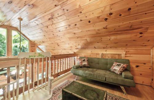 Cozy Creekside Cabin with Wraparound Porch home - Foto 19