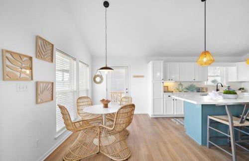 Stylish Home with game room, deck, and canal access - Foto 13