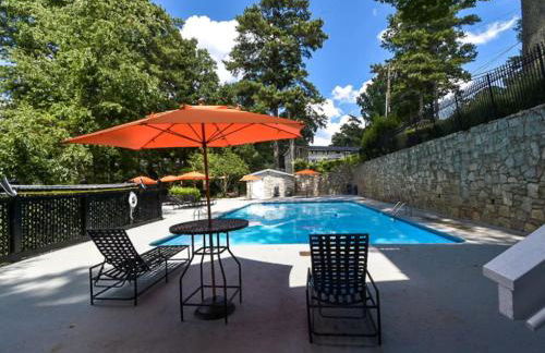 Modern 2BR Retreat Near Stone Mountain - Foto 18