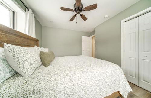 Walk to Lake Pet-Friendly Cottage in Jamestown! - Foto 14