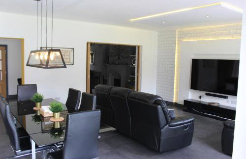 Modern Spacious House - Sleeps 16, Free Parking, Sun Terrace - Foto 7