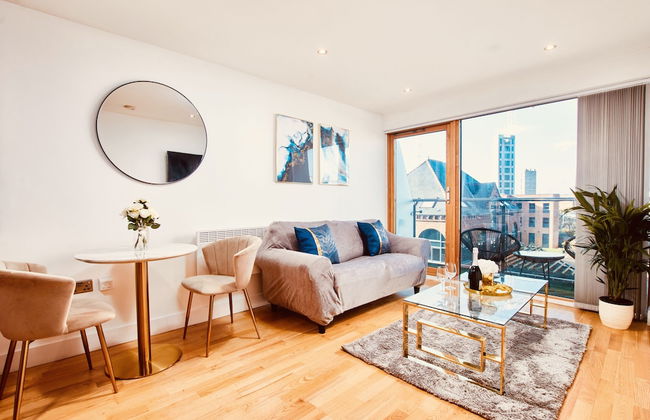 Deluxe City Centre Apt Balcony & View & Free Parking - Photo 27