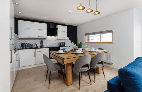 Flatzy - Prime City Apartment with Free Parking & Ping Pong Table - Foto 1