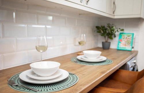 Doctors Lane- Modern 3 Bedroom Contractor Family House With Parking - Photo 26