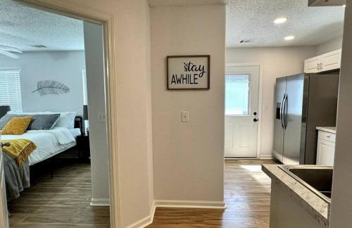 Bright Spacious Renovated Home Master on Main - Foto 25