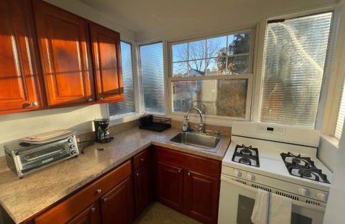 3BR 1BA Near Train Station Monthly Deal - Foto 6