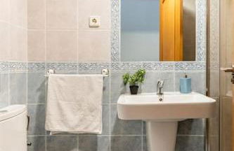 Amplio piso con 4 habitaciones para disfrutar de Málaga con parking gratuito - Photo 8