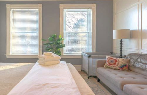 2BR with Workspaces & Deck ABODEbucks - Foto 13