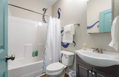 4BR Themed Stay Suite Near NC State Downtown Sleeps 10 - Foto 44