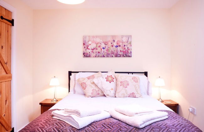 Bryn Melyn Farm Cottages- 5 Luxury Cottages In A Stunning Setting with Wood Fired Hot Tub - Photo 7