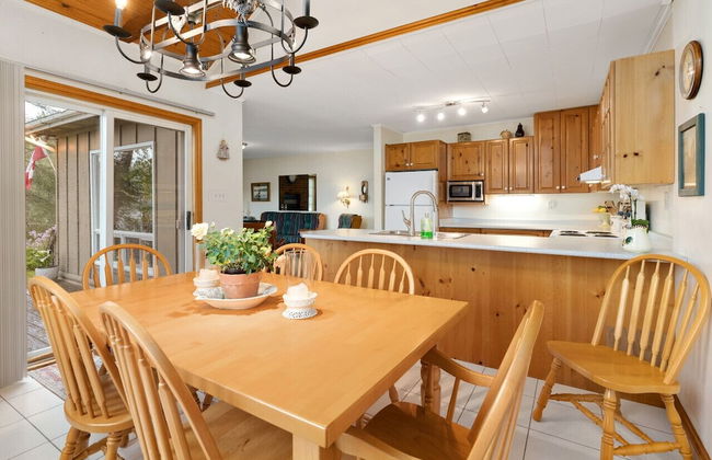 Bear Essentials Lakefront Hideaway - Foto 8