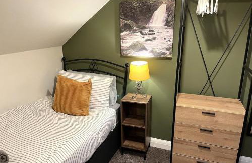 Ideal 4-bed home sleeps 7 - Nr Trafford Ctr & M60 - Foto 59