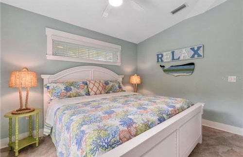 AMI/Holmes Beach - 3/2 Home - Private Heated Pool and Yard - walk to beach - Photo 15