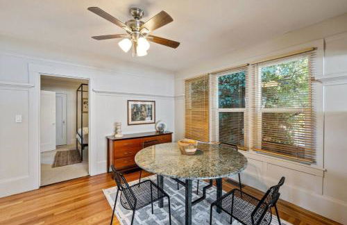 Refined and Roomy 1BD House with Laundry - Foto 9