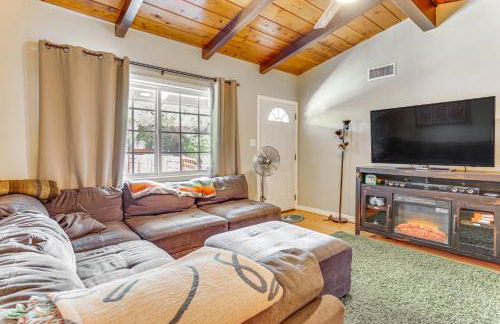 Peaceful Vista House with Gas Grill 1 Mi to Dtwn! - Foto 3