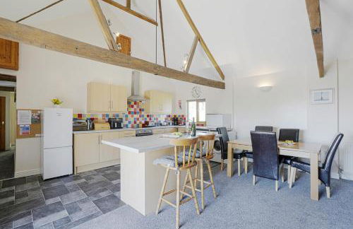 The Old Wagon House views over the fields and sea - Foto 7