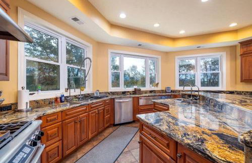 Riverbend Lodge Spacious Riverfront Home with Hot Tub Pool & Mountain view - Foto 10