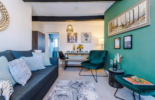 Charming 1-bed house in Chester by 53 Degrees Property, Ideal for Couples & Business, Amazing Location - Sleeps 4 - Photo 3