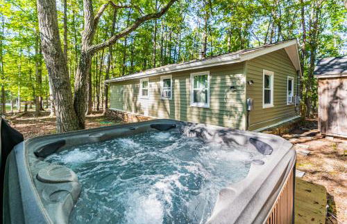 Cozy & Modern w Hot Tub, Fire Pit, Grill & Pond - Photo 2