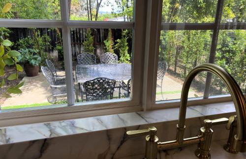 Guest house with private entry and large pool - Foto 25