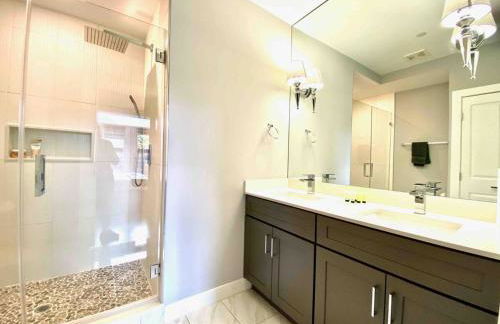 Luxe Penthouse with Private Parking & Rooftop w TV - Foto 27