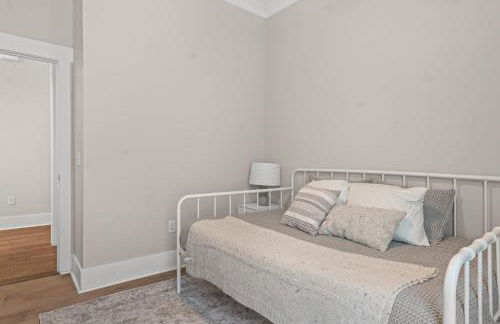 Downtown at The Peach House Dogs Welcome Fully Fenced Yard and Off-street Parking - Foto 10