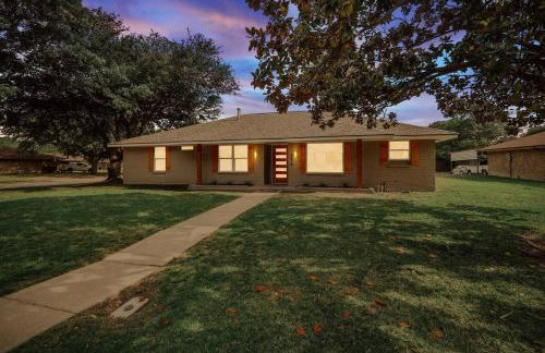 Relaxing Texas Retreat 4BR w Pool & Dream Kitchen - Foto 49