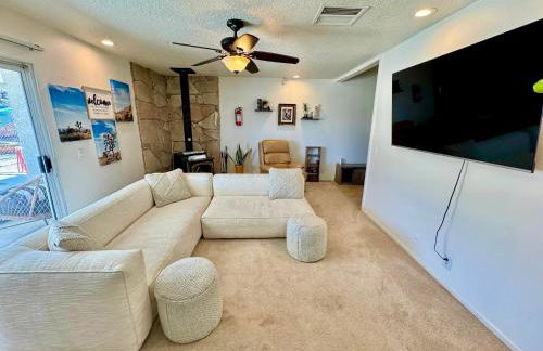 Epic Views, Huge House, Acres of J-Trees to explore, Hot Tub, Pool, AC, and Mini-Golf - Foto 22