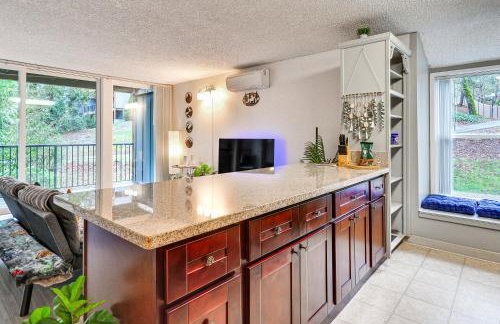 Lake Oswego Condo with Balcony, 3 Mi to the Water! - Foto 9