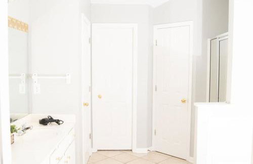 Spacious Vaulted 4BR Family Home Near Mall of GA Sleeps 12 - Foto 36