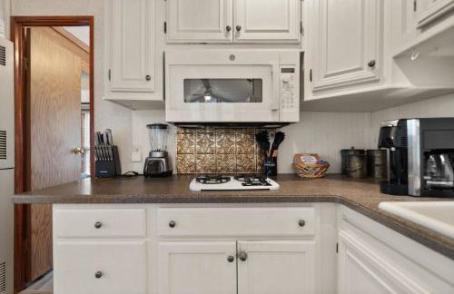 Premium Cabin with Pasture Views & Private Hot Tub - Foto 9