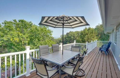 Family-Friendly Lakeview Cottage with Deck and View - Foto 1