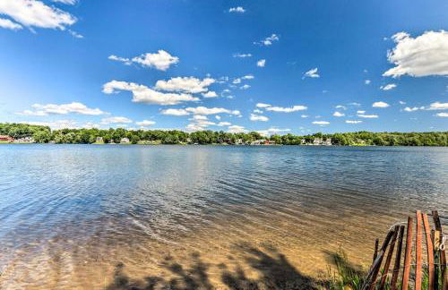 Walk to Lake Middlefield Home with Fire Pit - Foto 3